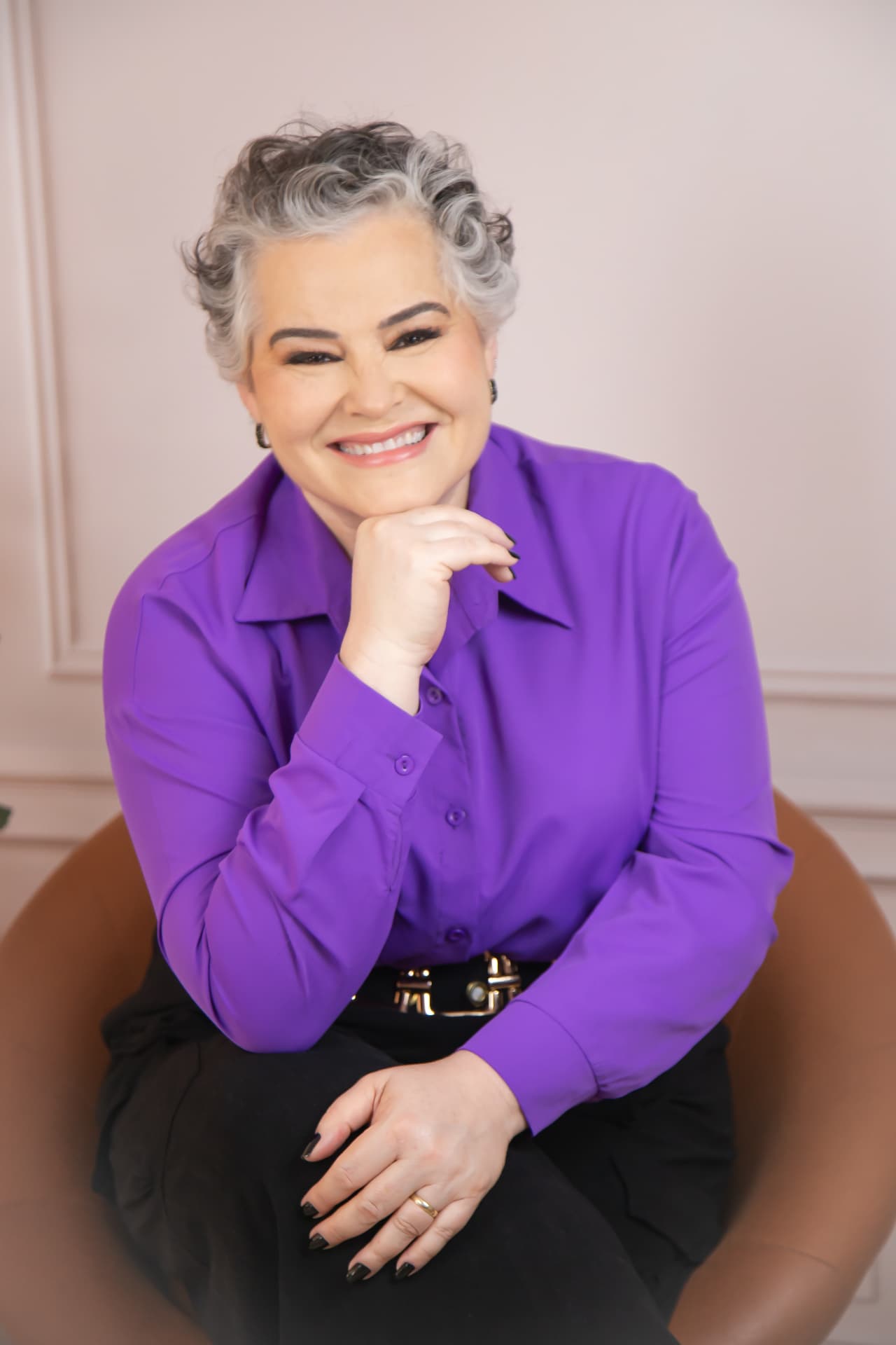 Retrato profissional da Teacher Adriana Tavares, fundadora da HelloFlix